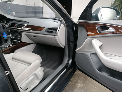 Dubinsko pranje automobila Novi Sad, Audi A6, sivi enterijer, prednje sedište i patosnice oprane dubinski.