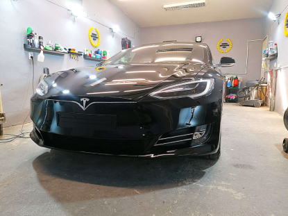 Poliranje automobila Novi Sad Tesla