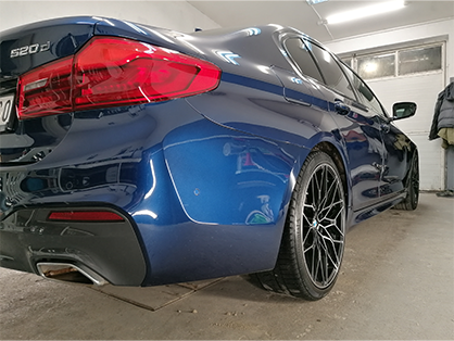 Poliranje automobila Novi Sad. BMW G30 plave boje ispoliran i parkiran u garaži. Uslikan od nazad