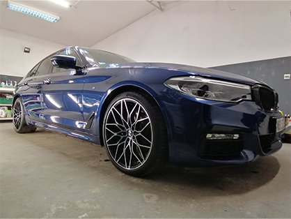 Poliranje automobila Novi Sad. Plavi BMW G30 ispoliran, parkiran u garaži.